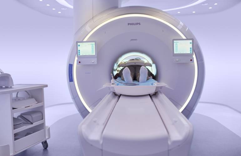 دستگاه MRI چیست و ام آر آی چگونه انجام می شود؟